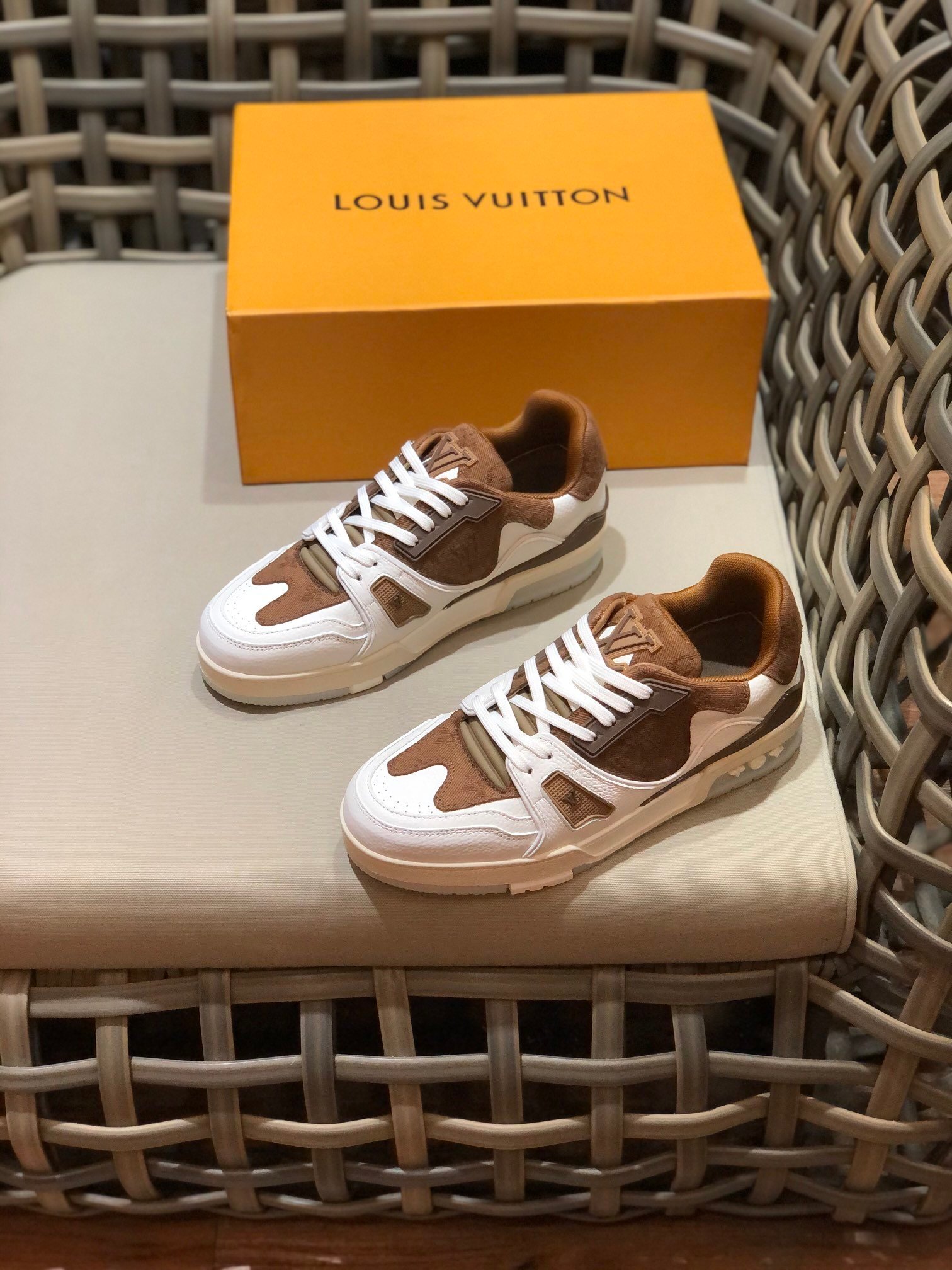 11902cf0.jpg Louis Vuitton Trainer Sneaker Rubber Monogram White/Brown Virgil Abloh For Men LV - Image 1