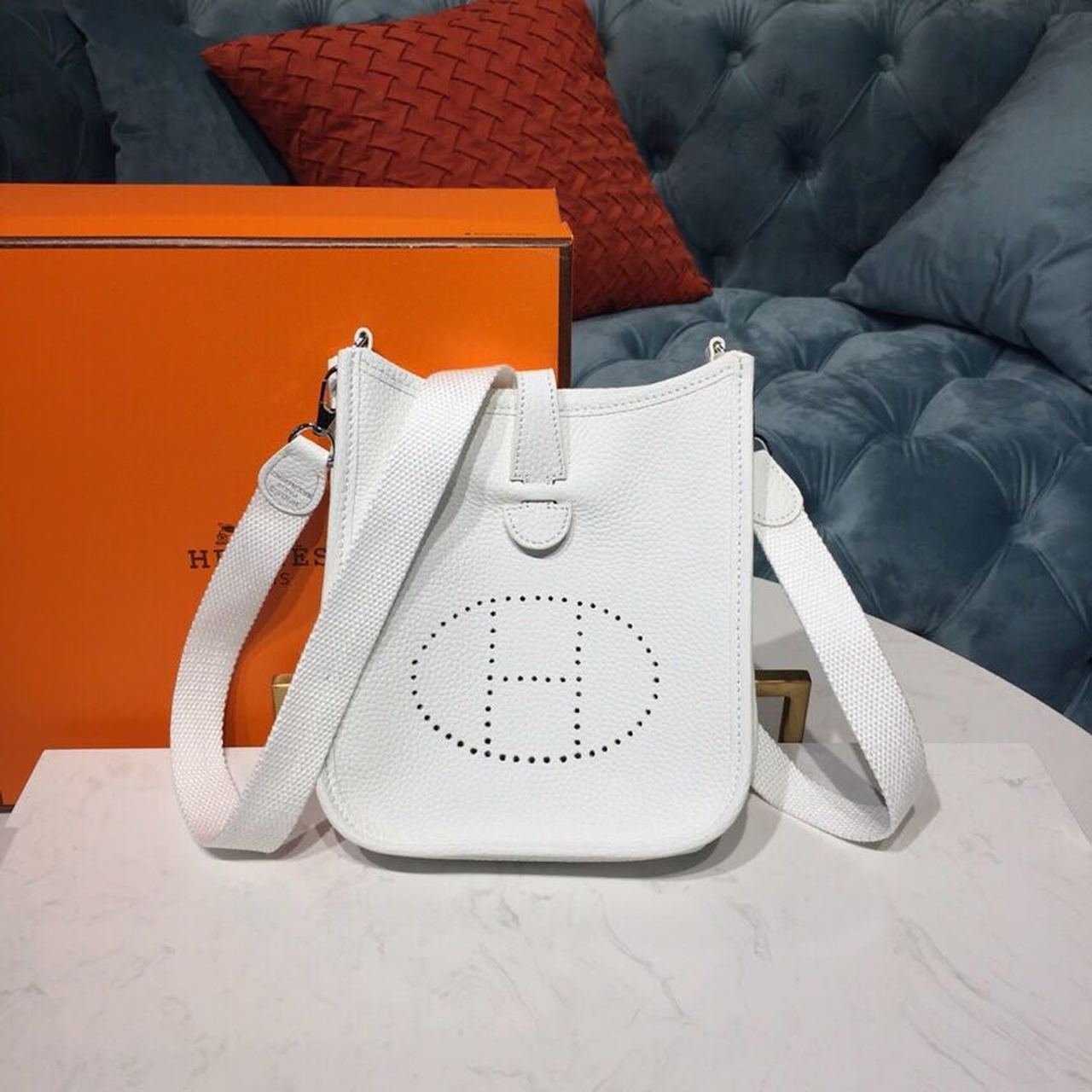 808221557355907_.pic__72833.1557716226.jpg Hermes Evelyne II TPM Bag White For Women Silver Toned Hardware 7.9in/20cm - Image 1