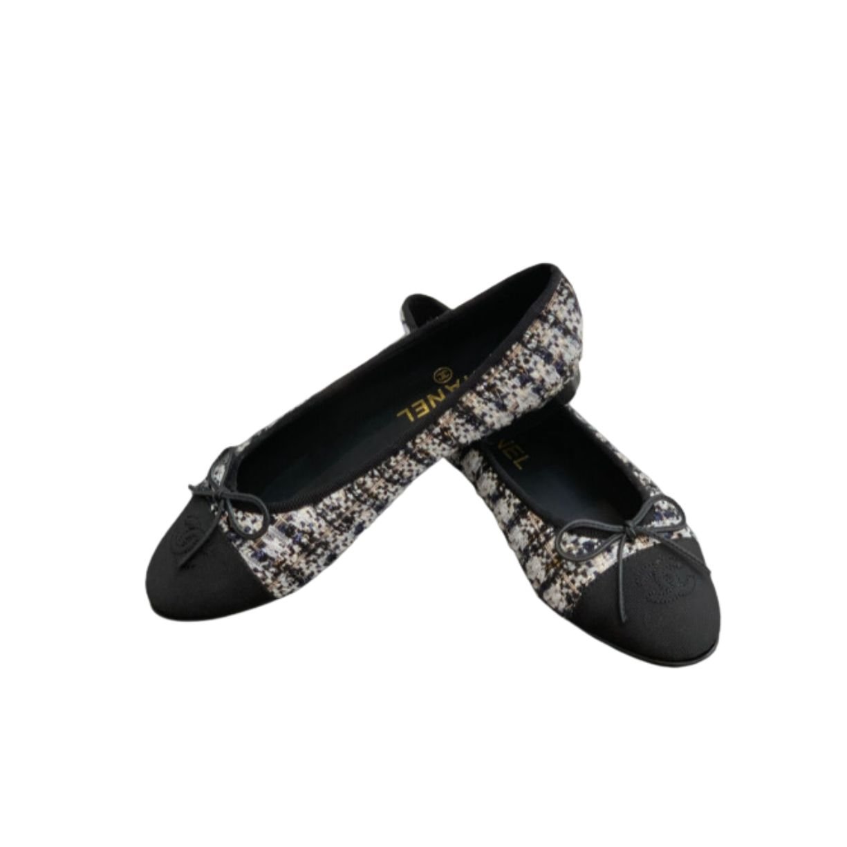 xr:d:DAFjitk7JkQ:1565,j:3310549310737525592,t:23092106 Chanel Ballet Flats White For Women - Image 1