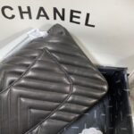 Chanel Chevron Classic Flap Medium Crossbody Bag 10.2in/ 26cm Black Black Hardware For Women - Image 6