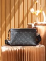 Louis Vuitton Pochette Gaston Wearable Wallet Shoulder Bag 8.7in/ 22cm Black Monogram Eclipse Canvas Silver Hardware For Men M81124 - Image 8
