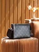 Louis Vuitton Pochette Gaston Wearable Wallet Shoulder Bag 8.7in/ 22cm Black Monogram Eclipse Canvas Silver Hardware For Men M81124 - Image 10