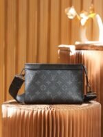 Louis Vuitton Pochette Gaston Wearable Wallet Shoulder Bag 8.7in/ 22cm Black Monogram Eclipse Canvas Silver Hardware For Men M81124 - Image 11