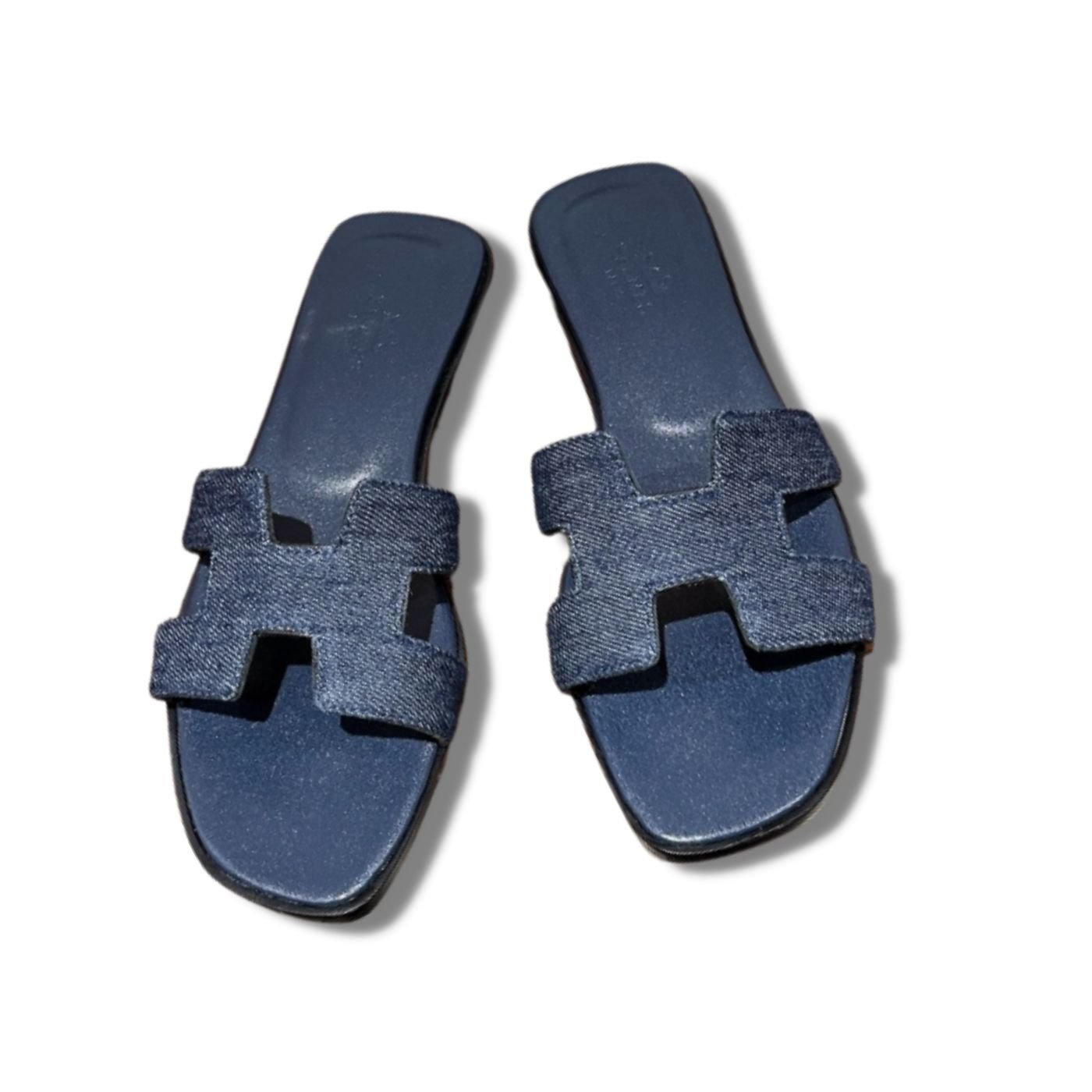 xr:d:DAFbLJ_II-Y:655,j:43116232085,t:23031208 Hermes Oran Sandal Navy Blue For Women - Image 1