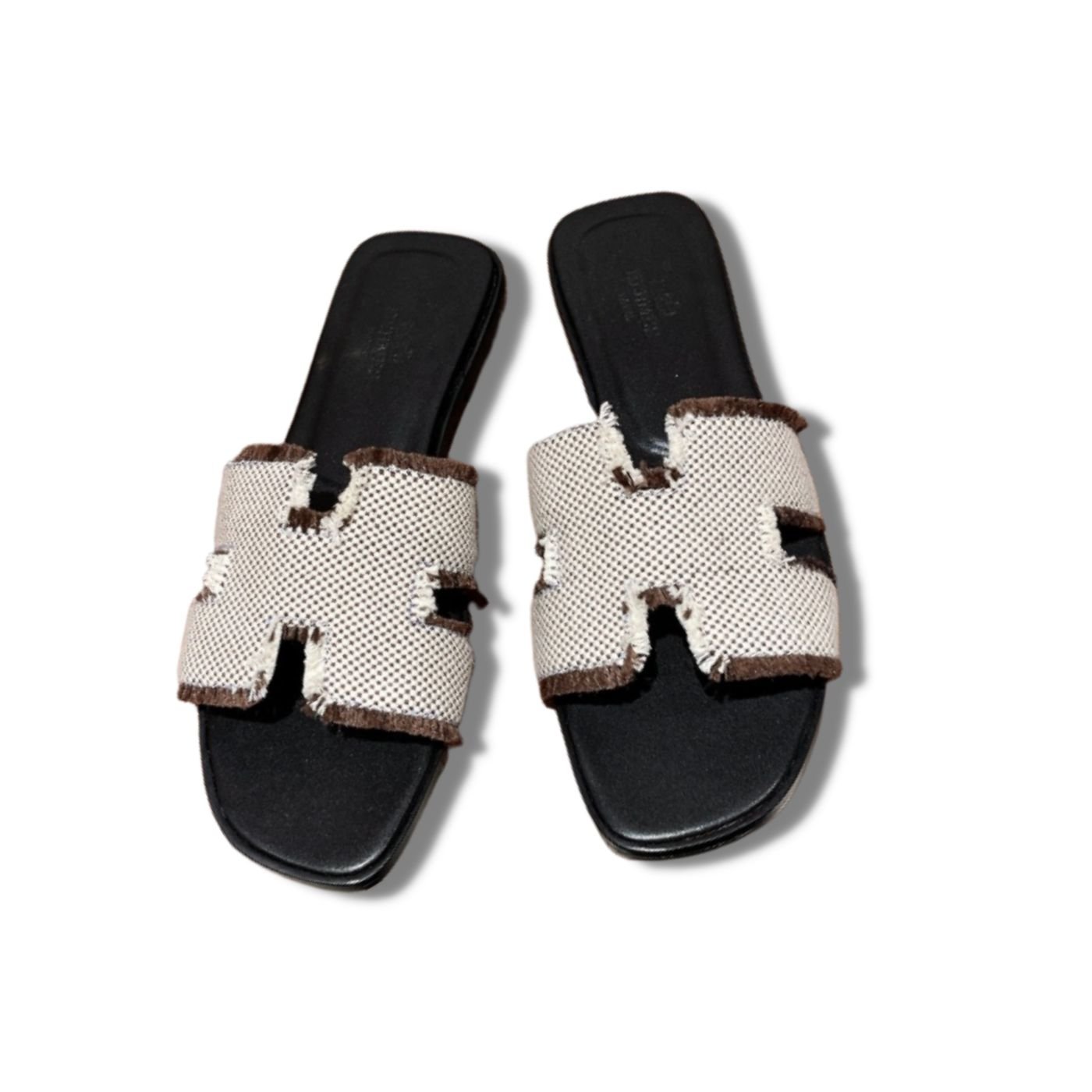 xr:d:DAFbLJ_II-Y:657,j:652634565,t:23031208 Hermes Oran Sandal White For Women - Image 1