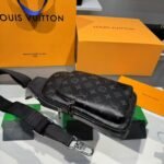 Louis Vuitton Avenue NM Slingbag Black For Men 31cm/12.2in - Image 3