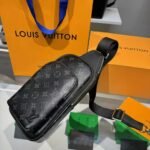 Louis Vuitton Avenue NM Slingbag Black For Men 31cm/12.2in - Image 4