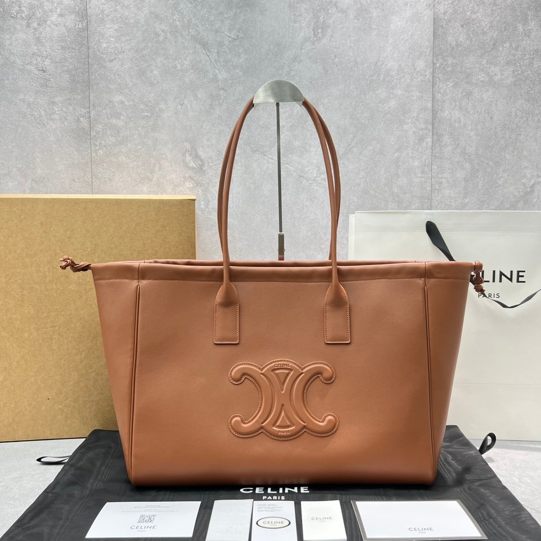 fc2ab80b.jpg Celine Cabas Drawstring Cuir Triomphe Tan For Women 17in/44cm 199973DU3.04LU - Image 1