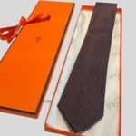 Hermes Elegent Burgundy Silk Tie For Men - Image 4