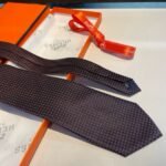 Hermes Elegent Burgundy Silk Tie For Men - Image 5