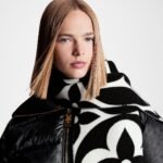 Louis Vuitton LV Medallion Scarf Black 92.5in/235cm M79212 - Image 3
