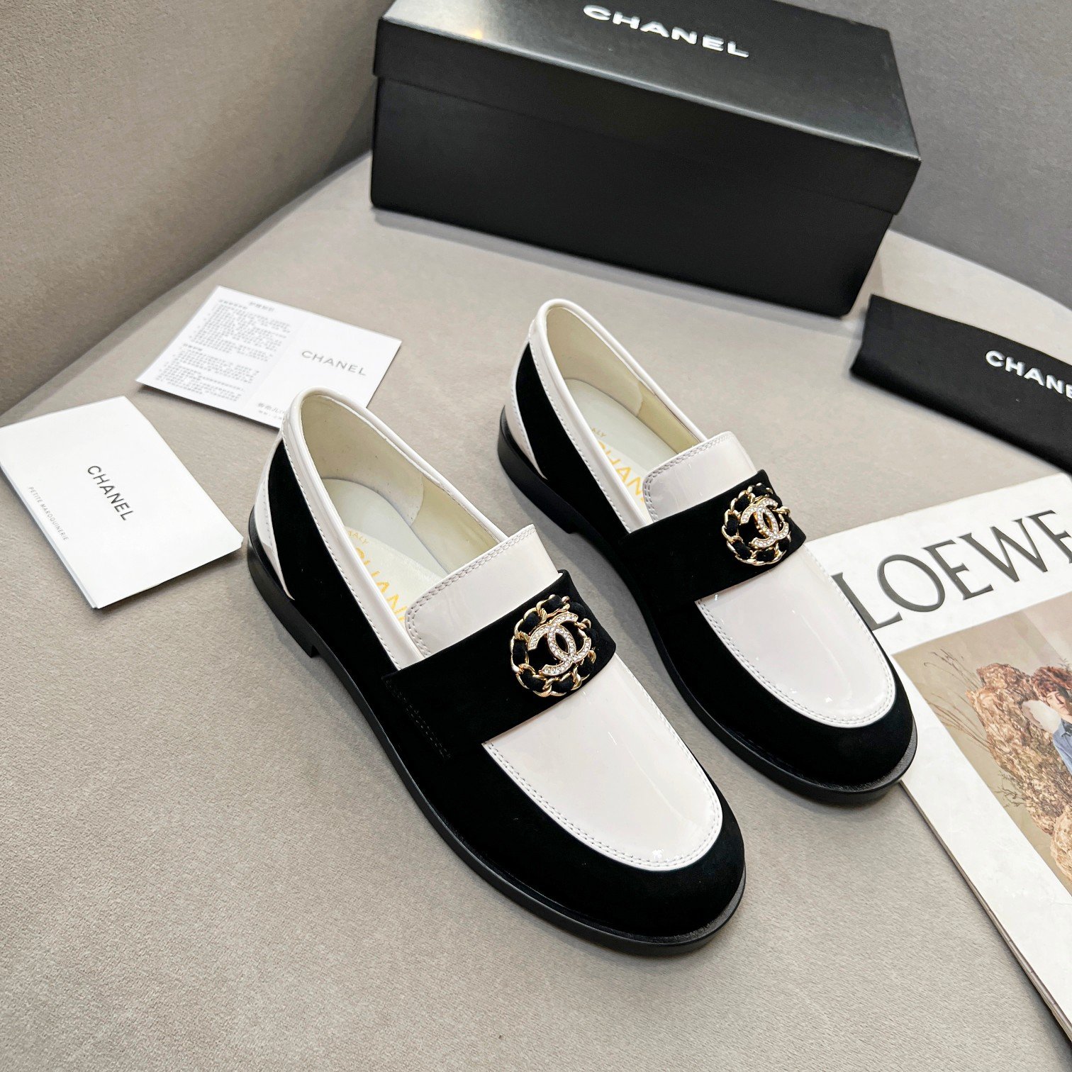 trang-den-8-1.jpg Chanel Women's Loafers White And Black For Women G39606 Y56272 K5106 - Image 1